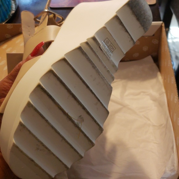 Womens wedges/ $firm - Picture 5 of 7